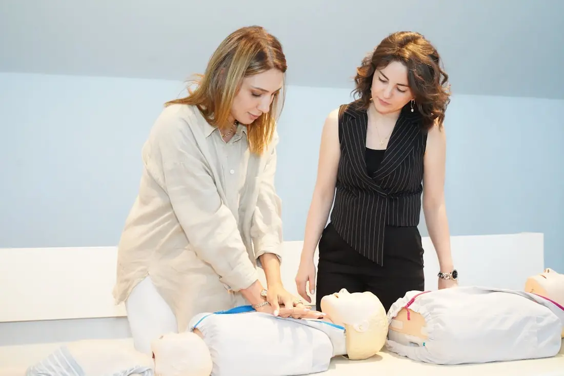 Formation SST Caen, deux stagiaires sur mannequin de premiers secours